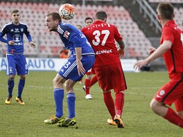 Momentka z duelu Brna (erven) a Olomouce