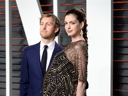 Thotná Anne Hathawayová a její manel Adam Shulman na Vanity Fair Oscar Party...