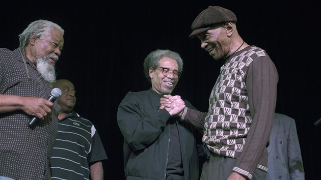 Albert Woodfox (uprosted) v kulturnm centru v New Orleans pot, co byl po 43 letech proputn z vzen v Lousian. (20. nora 2016)