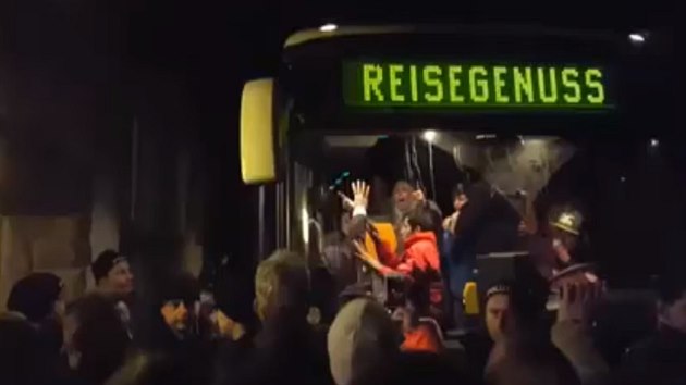 Protest v Nmecku zablokoval autobus s uprchlky ve mst Clausnitz. (20. nora 2016)