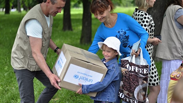 Distribuce humanitrn pomoci v Jasyunovat (2. ervna 2015)