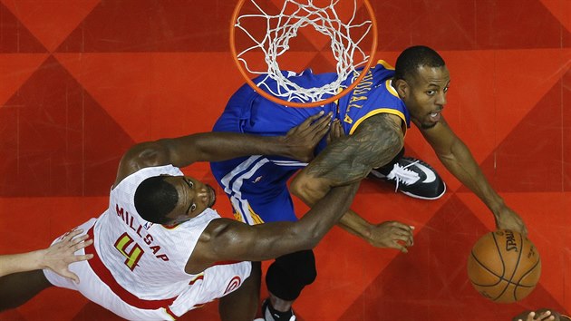 Pod koem bojuj o m Andre Iguodala (v modrm) z Golden State a Paul Millsap z Atlanty.