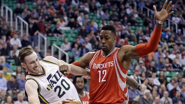 Dwight Howard (vpravo) z Houstonu fauluje Gordona Haywarda z Utahu.