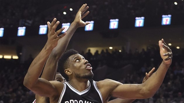 Thaddeus Young z Brooklynu se natahuje po odraenm mi.