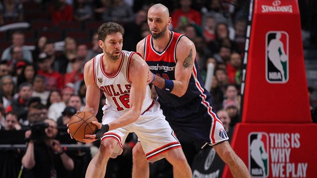 TSN OBRANA. Pau Gasol z Chicaga (vlevo) a Marcin Gortat z Washingtonu.