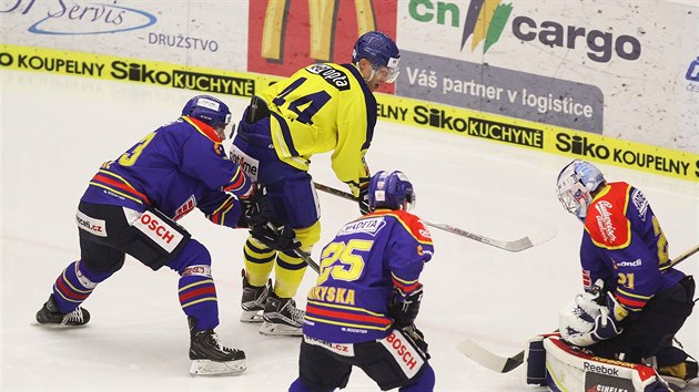 Momentka z duelu Budjovice - Perov. anci host likviduje brank Ondej Blha.