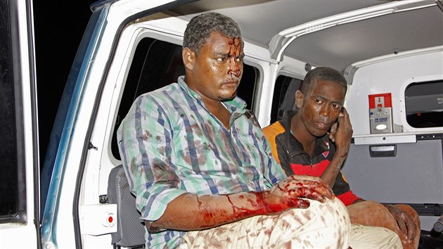 Nejmn dvanct mrtvch a destky zrannch po atenttu v Mogadiu (26. nora 2016)