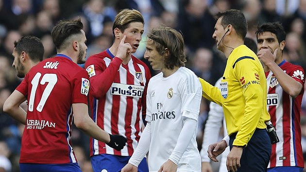 Fernando Torres z Atltika Madrid (druh zleva) diskutuje s rozhodm bhem derby s Realem.