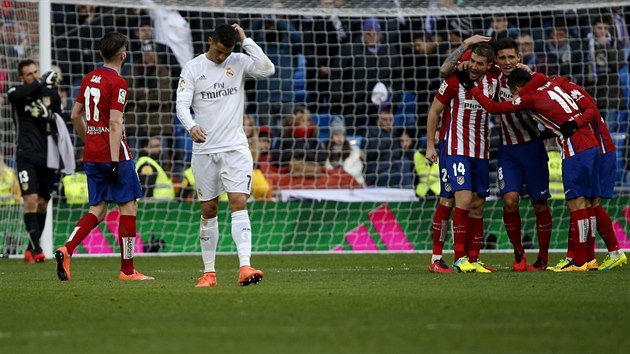 JE DOBOJOVNO. Fotbalist Atltika oslavuj, Ronaldo z Realu odchz ze hit zklaman.