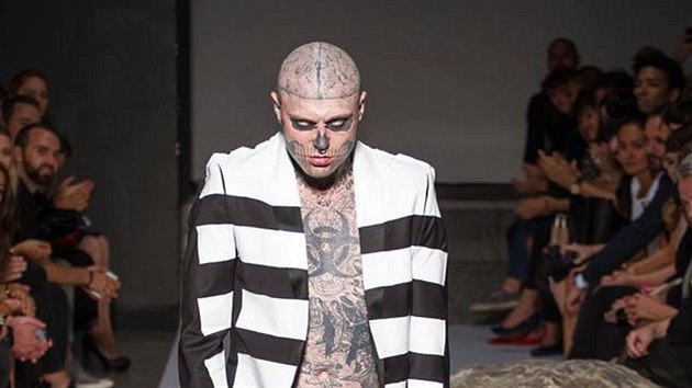 Model Rick Genest na pehldce lto 2015