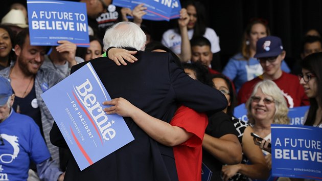 Kandidt Demokratick strany v boji o keslo americkho prezidenta Bernie Sanders se objm se svmi pznivci v Nevad (20.2.2016)