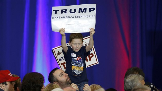 Mlad pznivec slav vtzstv Donalda Trumpa v prezidentskch primrkch v Jin Karoln (20.2.2016)