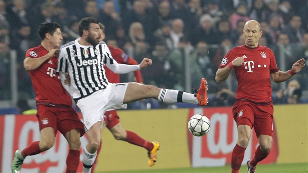Andrea Barzagli, obrnce Juventusu, zkou zkrotit m v zpase s Bayernem. Zabrnit se mu v tom sna Robert Lewandowski a Arjen Robben.