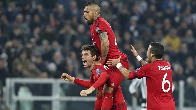 Hri Bayernu Mnichov oslavuj branku v Lize mistr proti Juventusu, o kterou se postaral Thomas Mller.