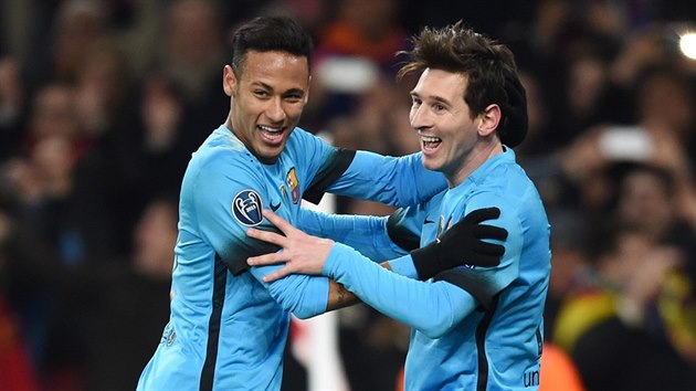 Messi a Neymar z Barcelony slav gl v zpase s Arsenalem.
