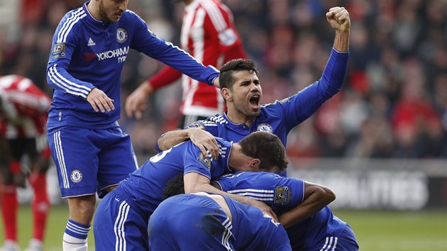DOKONAL OBRAT. Fotbalist Chelsea oslavuj druhou branku do st Southamptonu, kterou dokonali zvrat ve skre.