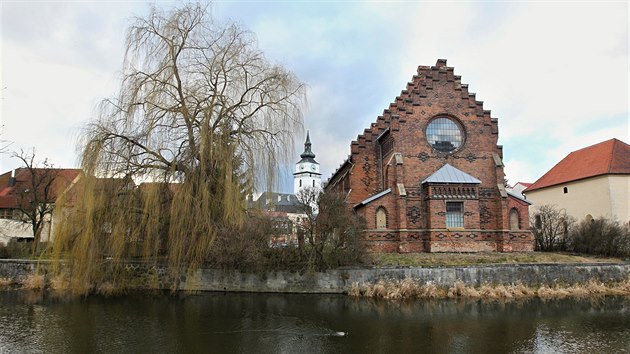 Ve Velkm Mezi jsou dv synagogy. Moritz Himmelreich il mezi vlkami v jedn mstnstce ve starm pzemnm domku v zk ulice, kter vedla z nmst k synagogm. Mstnost mu nepatila, ml tam ale do smrti vymnn byt.