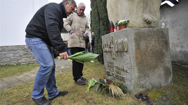 Mi v chrmu Nanebevzet Panny Marie k 66. vro mrt Josefa Toufara slouil modertor diecezn kurie Zdenk Novk. Publicista Milo Doleal zde pedstavil a podepisoval novou knihu o Toufarovi Krok do tmav noci.