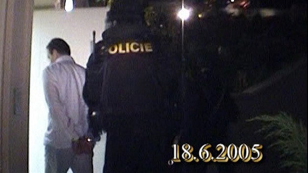 Radovan Krej zadren polici ve sv vile v ernoicch (18. 6. 2005)