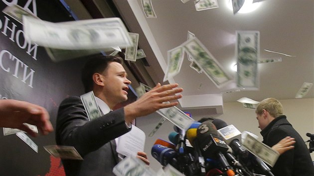 Tiskov konference opozinka Iljy Jaina byla nkolikrt peruena. Jeden mu napklad na Jaina hzel falen americk dolary. Ramzan Kadyrov obviuje ruskou opozici, e je placen Spojenmi stty (23. nora 2016).
