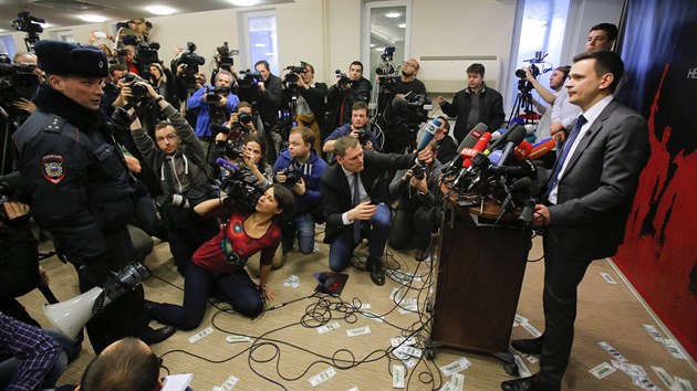 Tiskovou konferenci peruila i moskevsk policie. V budov byla nahlena vbunina (23. nora 2016).