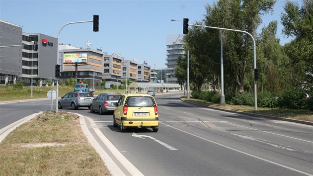 Stav kiovatky Jeremiova - Poncarova (Jinoansk spojka) v roce 2014. Do dnench dn se nic nezmnilo.