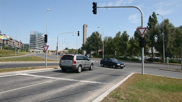 Stav kiovatky Jeremiova - Poncarova (Jinoansk spojka) v roce 2014. Do dnench dn se nic nezmnilo.