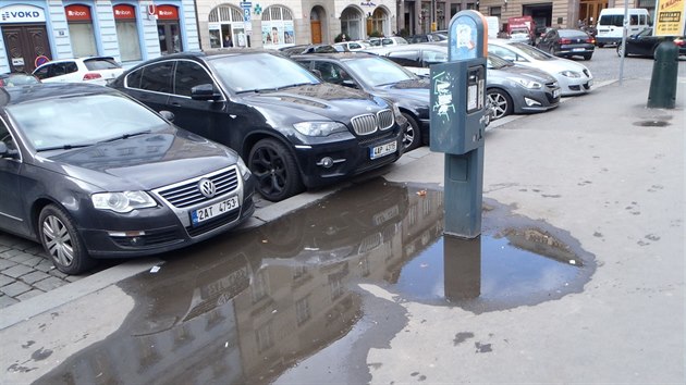 Parkovac automat na Senovnm nmst. Zdnliv mal problm, ale pro mnoho idi, kte chtj zaplatit.