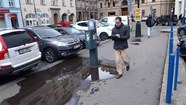 Parkovac automat na Senovnm nmst. Zdnliv mal problm, ale pro mnoho idi, kte chtj zaplatit.