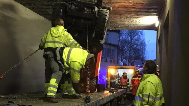 Hasii vyproovali v Perov nklak, ktermu se vzpil nklad v podob vysokozdvinch vozk pod elezninm mostem.