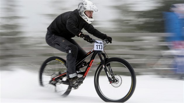 Bhem zvodu Chinese Downhill 2016 sjelo ervenou sjezdovku ve Svatm Petru dv st biker (20. nora 2016).