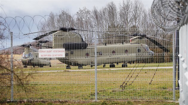 Americk vrtulnky CH-47 Chinook neplnovan pistly na letiti v Lnch na Plzesku. (21. nora 2016)