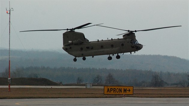 Americk vrtulnky CH-47 Chinook plnovan tankovaly na zkladn v Nmti nad Oslavou. Poas je tam zdrelo tyi dny.
