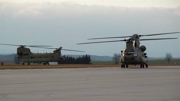 Americk vrtulnky CH-47 Chinook plnovan tankovaly na zkladn v Nmti nad Oslavou. Poas je tam zdrelo tyi dny.