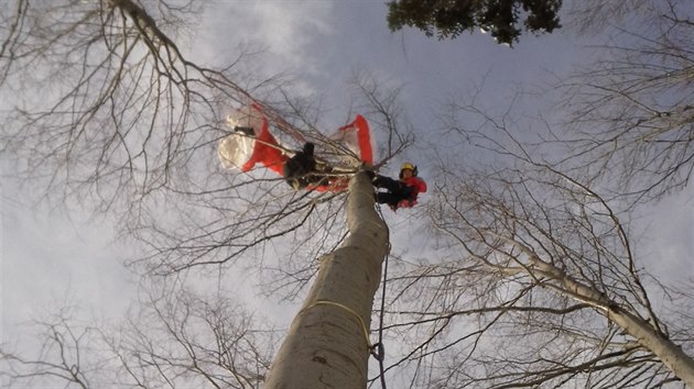 Na beskydskm vrcholku Praiv uvzl paraglidista. Na pomoc ekal v korun stromu tyi hodiny.