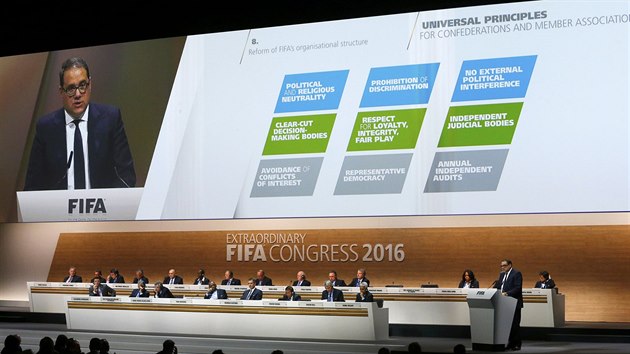 Mimodn kongres FIFA v Curychu, u pultu hovo Victor Montagliani, prezident kanadsk fotbalov asociace.