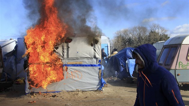 Potyka mezi polici a migranty v Calais (29. nora 2016)