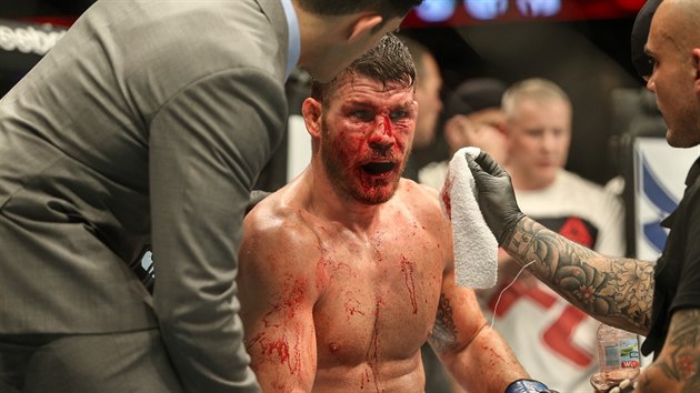 Léka kontroluje zranní bojovníka MMA Michaela Bispinga v zápase UFC proti...