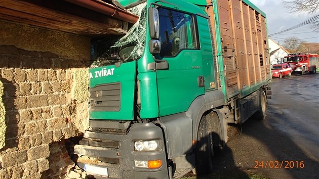 V obci Skomelno nabouralo nkladn auto na pevoz zvat do zdi rodinnho domu. (24. nora 2016)