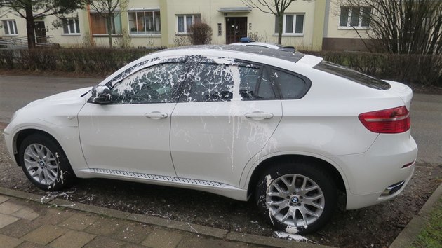 Luxusn BMW X6 vandal polil fasdn barvou.