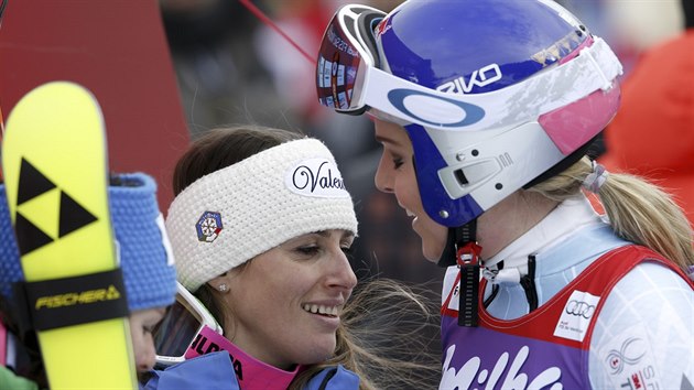 Dv nejlep eny z La Thuile. Vpravo druh Lindsey Vonnov, vlevo vtzn Italka Nadia Franchiniov.