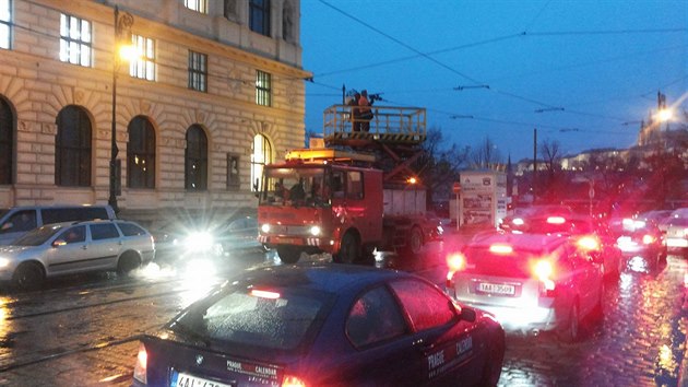 Hasii vypnaj pvod elektiny do tramvajov troleje, aby pod nj mohl vjet jeb(23.2.2016)