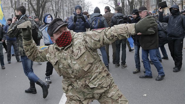 Nkte z demonstrujcch hzeli do vloh kameny. (20. 2. 2016)