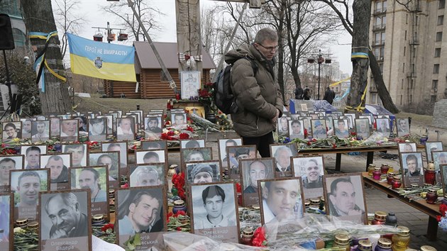 Mu si pipomn pamtku obti kyjevskho Majdanu, kter zemely pi revoluci v roce 2014. (20. 2. 2016)