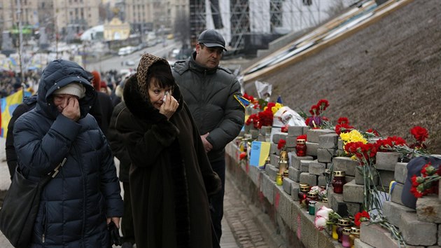 Lid si v sobotu v Kyjev pipomnli obti ukrajinskho Majdanu. (20. 2. 2016)