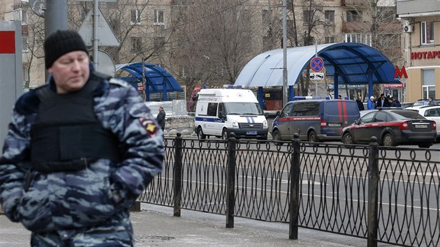 Rusk policista stoj u stanice metra, kde byla zadrena dajn vraedkyn. (29. 2. 2016)