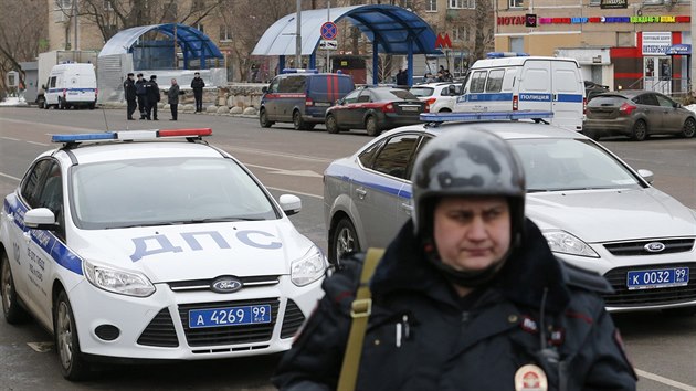 Rusk policista dohl na podek v okol stanice metra Oktyabrskoye Pole v Moskv. (29. 2. 2016)