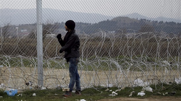 Pot, co Makedonie zpsnila vstup pro uprchlky, ekaj na ecko-makedonskch hranicch tisce lid (27. nora 2016).