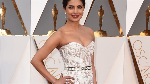 Miss World 2000 a hereka Priyanka Chopra zvolila na leton pedvn Oscar bl aty s vlekou od libanonskho nvrhe Zuhaira Murada, kter pedstavil v lednu v rmci paskho tdne mdy haute couture.