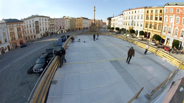 Kluzit se stalo oblbenou soust olomouckch vnonch trh (snmek z jeho stavby 3. listopadu 2015), proti hluku z jeho chlazen ale protestuj lid z blzkch dom a pekroen limit potvrdilo i men hygienik.